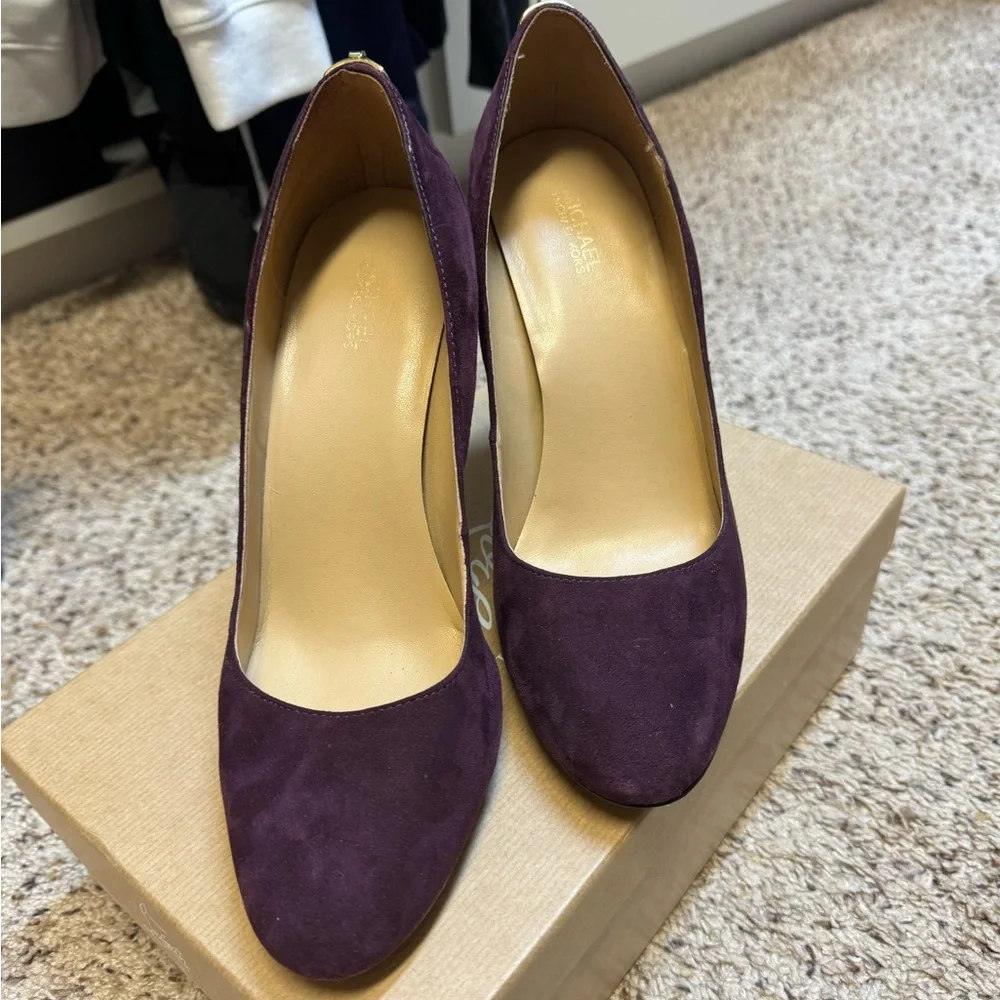 Michael Kors 8.5 eggplant suede pumps with gold locket - Picture 3 of 4